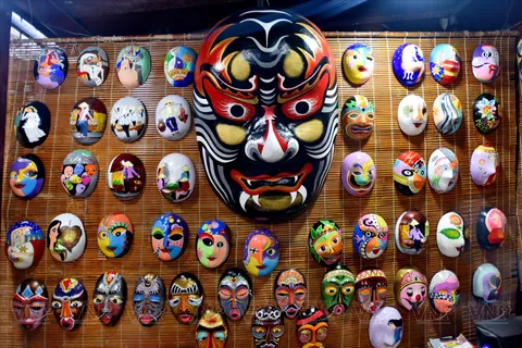 The Timing Masks: A person with over 40 years of mask painting experience in Hoi An_image